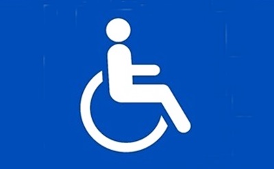Figura de costado, un hombre en sillas de ruedas color blanco con un fondo azul