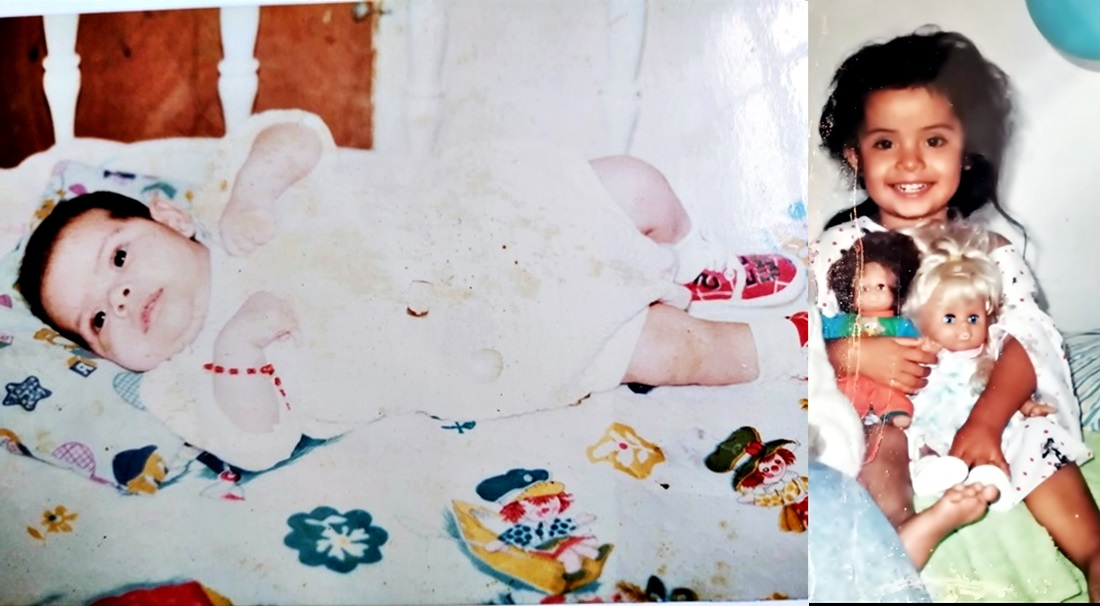 2 fotografías, en la primera se ve a María de bebé en una cuna, en la otra, está sentada, como de 3 años, abrazando 2 muñecas, ella sonríe ampliamente.
