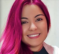 Fotografía tamaño cedula de Dina, está con el cabello pintado de fucsia, maquillada y sonríe a cámara.