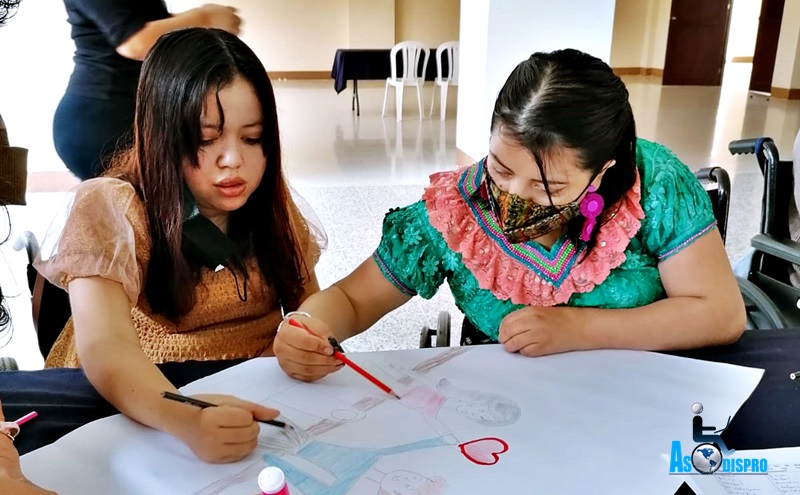  Las socias de Asodispro trabajan en un taller del evento.