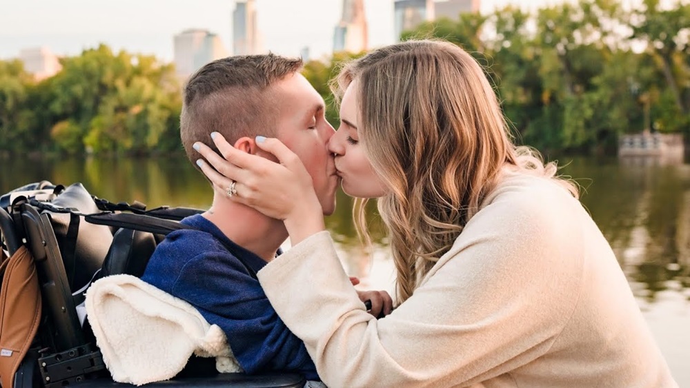 Con la luz de un atardecer, Hannah Aylward toma de la cabeza a Shane mientras se besan en los labios.