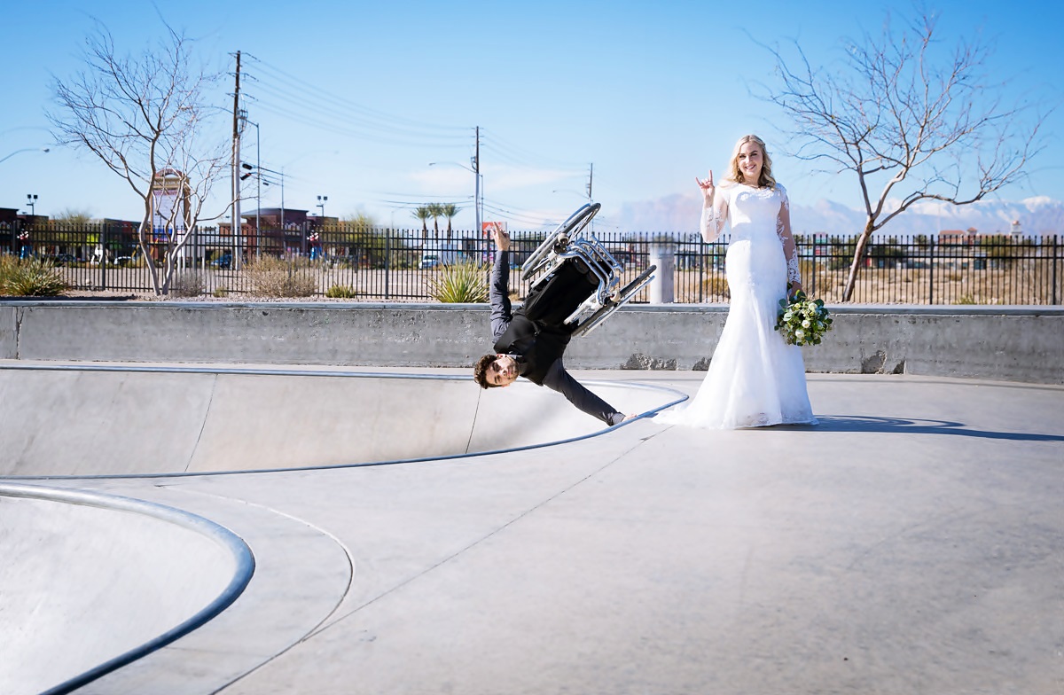 En una pista para BMX, Charlee Wilson está vestida de novia y Aaron Fotheringham hace un giro mortal en la rampa. 