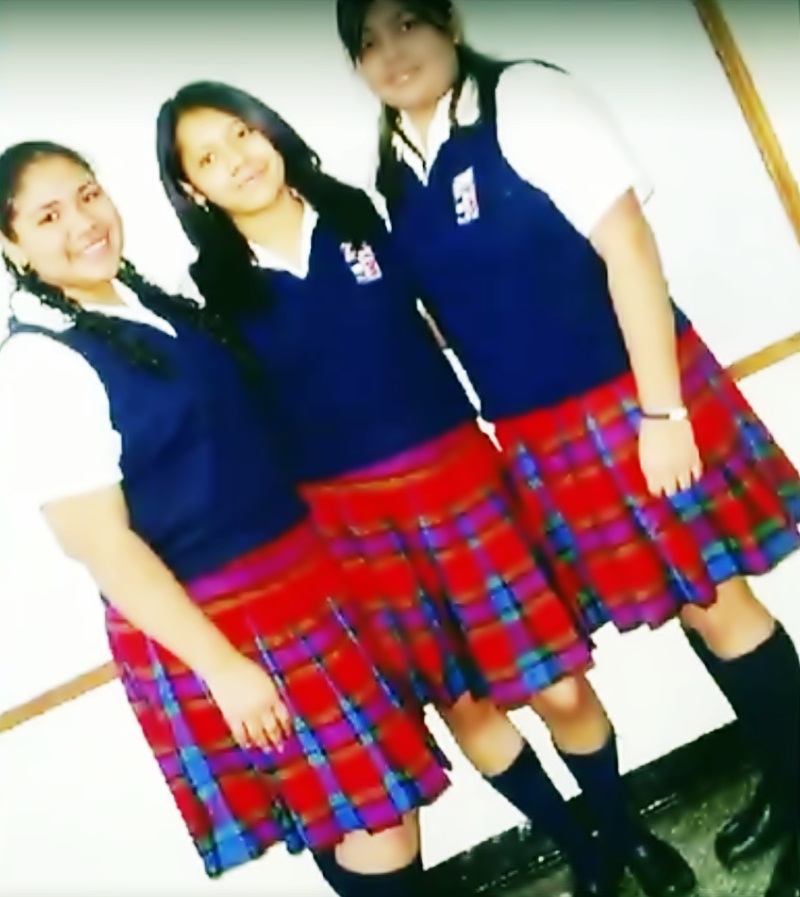 Con uniforme de colegio y parada, Pahola posa en medio de 2 amigas.