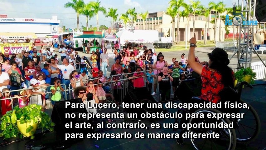 De espaldas, Lucero Robles canta mientras el público la observa. En la leyenda se lee: Para Lucero, tener una discapacidad no representa un obstáculo para expresar el arte, al contrario, es una oportunidad para expresarlo de manera diferente.