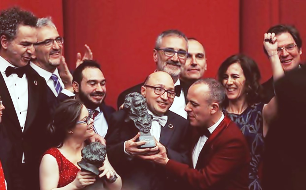  Elenco de la película Campeones tras recibir el premio, sonríen con los trofeos en las manos.