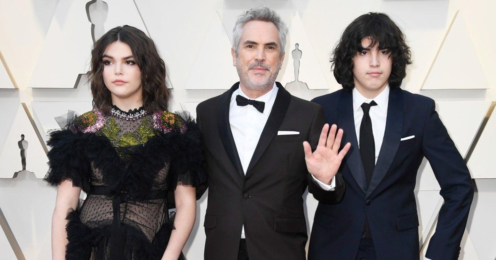 Los tres miembros de la familia Cuarón posan en la alfombra roja. 