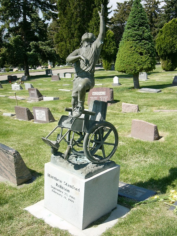 Fotografía del monumento en un día soleado de verano 