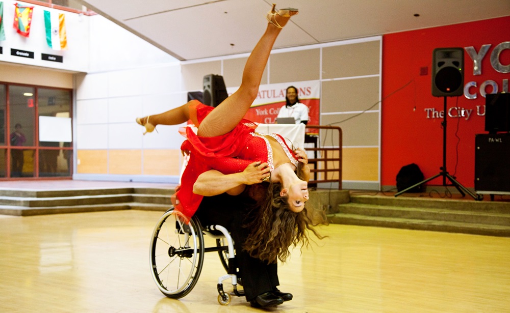 En una pista de baile Scott levanta a Aubree Marchione durante una competencia internacional