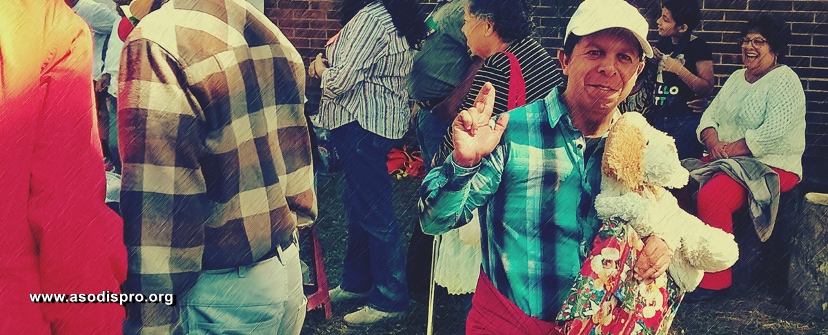 Roger Goldman de Asodispro con un oso de peluche, regalo del Paseo Navideño Asodispro 