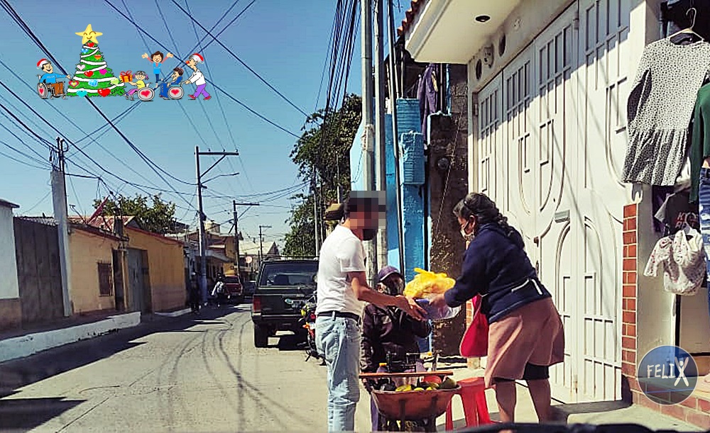 Esta navidad, se benefició a una pareja de adultos mayores que venden frutas en la vía pública.