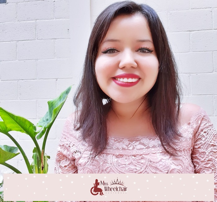 En una fotografía de medio cuerpo, Jessica Nohemy Gómez España sonríe a cámara  vistiendo un vestido rosado 