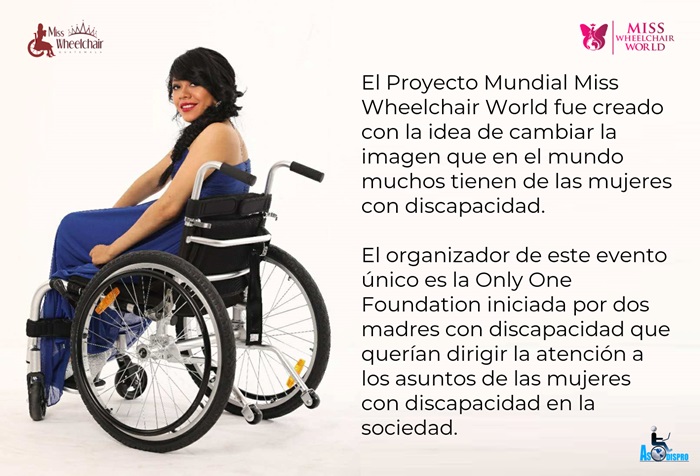 Pahola está sentada, casi de espaldas en su silla de ruedas sonríe a cámara. Se lee: El Proyecto Mundial Miss Wheelchair fue creado con la idea de cambiar la imagen que en el mundo muchos tienen de las mujeres con discapacidad. El organizador de este evento único es la Only One Foundation iniciada por dos madres con discapacidad que querían dirigir la atención a los asuntos de las mujeres con discapacidad en la sociedad.