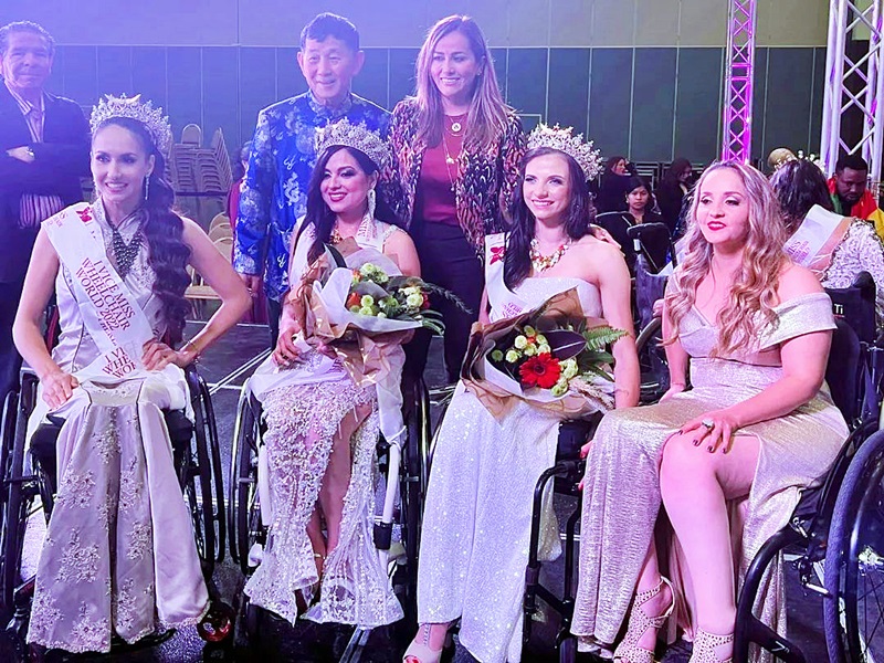 En el escenario, tras el final de la gala, las 4 chicas posan para las fotografías.