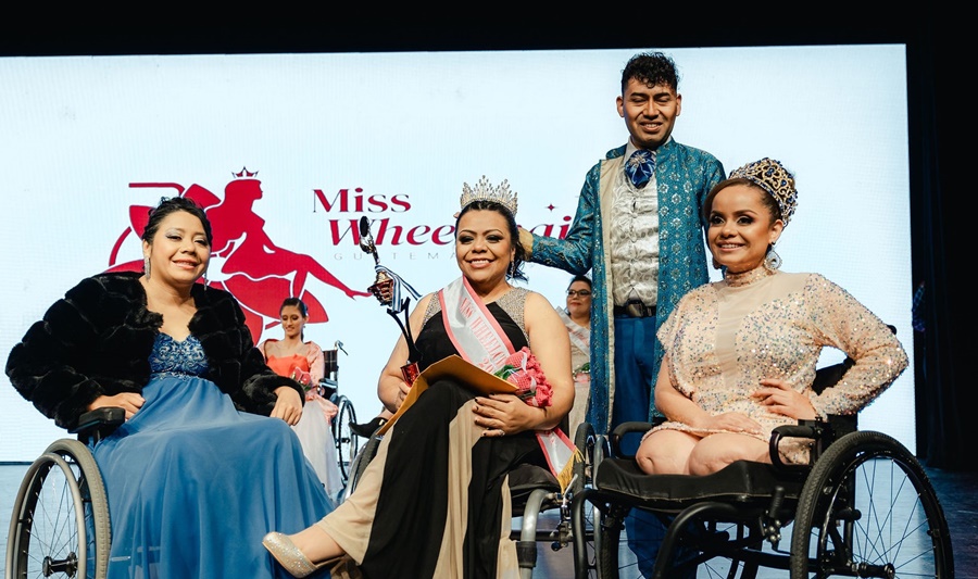 En el escenario posan sonrientes: Pahola Solano Directora del evento, Patricia Alonso Miss Wheelchair Guatemala 2023, Emmanuel Ramos Director de Imagen y María De León Reina saliente.