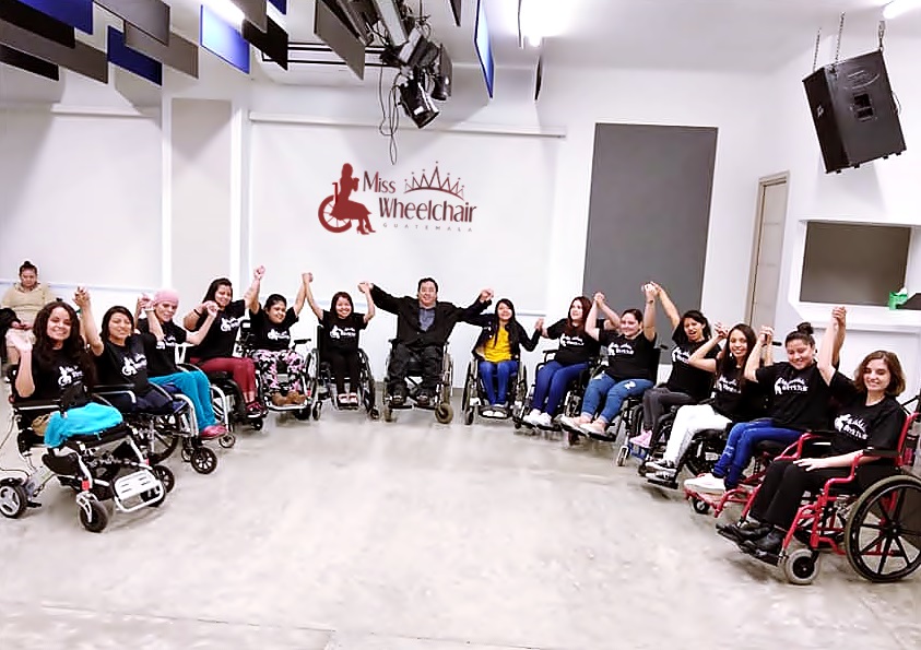 Las 12 primeras candidatas de Miss Wheelchair Guatemala posan junto a Pahola Solano y Byron Pernilla, todos en su silla de ruedas. 