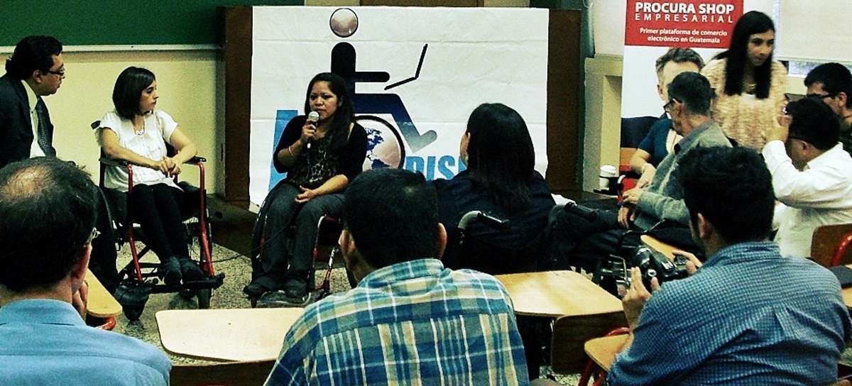 Conferencista de Asodispro en su silla de ruedas, se dirige al público durante un seminario de inclusión laboral 