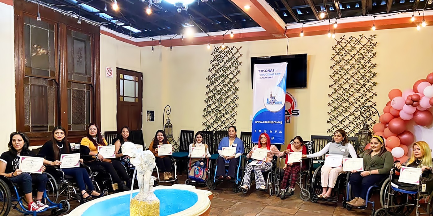 Jovenes con la playera de ONG Felix recorren las calles de Guatemala