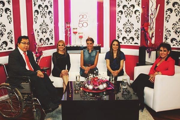 En un set de televisión, Byron Pernilla posa junto a 4 presentadoras de Canal Antigua.