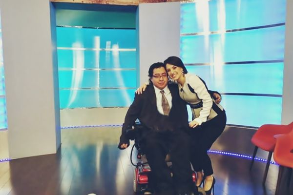 En un set de Guatevisión, Byron Pernilla se abraza a Tuti Furlán tras la grabación de un programa.