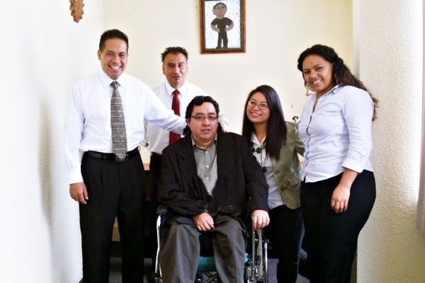 Byron Pernilla posa junto a 4 ejecutivos durante una reunión de trabajo.