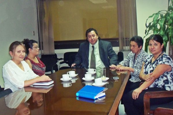 En una sala de juntas del Ministerio de Trabajo, Byron Pernilla posa junto a varias ejecutivas.