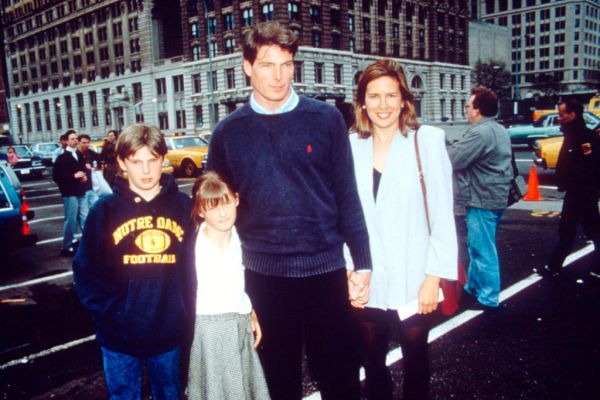 Chris y Dana posan junto a los dos primeros hijos del actor, el varón tendrá unos 15 años y la niña unos 11 aproximadamente.