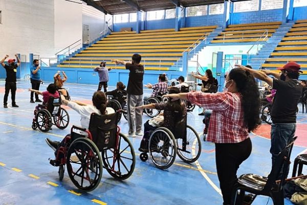 Asistentes al evento realizan ejercicios aeróbicos. 