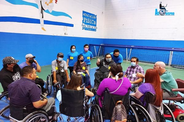 Invitados, voluntarios y miembros de la organización ASODISPRO.