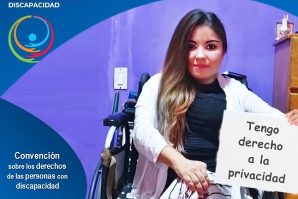 En un trabajo gráfico, se lee 3 de diciembre Día Internacional de las Personas con discapacidad. La convención Internacional sobre Derechos de las Personas con discapacidad artículo 22 respeto de la privacidad. Hashtag Tengo Derechos. Dina Hernández, un tanto seria, ve a cámara en su silla de ruedas, mientras sostiene un cartel en el que se lee Tengo derecho a la privacidad.