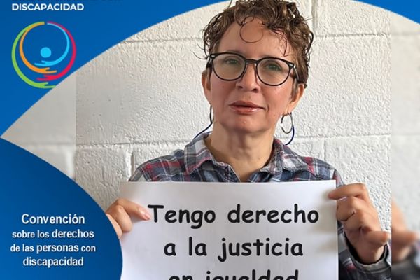 En un trabajo gráfico, se lee 3 de diciembre Día Internacional de las Personas con discapacidad. La convención Internacional sobre Derechos de las Personas con discapacidad artículo 13 acceso a la justicia. Hashtag Tengo Derechos. Maribel Palencia ve a cámara sonriendo, mientras sostiene un cartel en el que se lee Tengo derecho a la justicia en igualdad de condiciones 