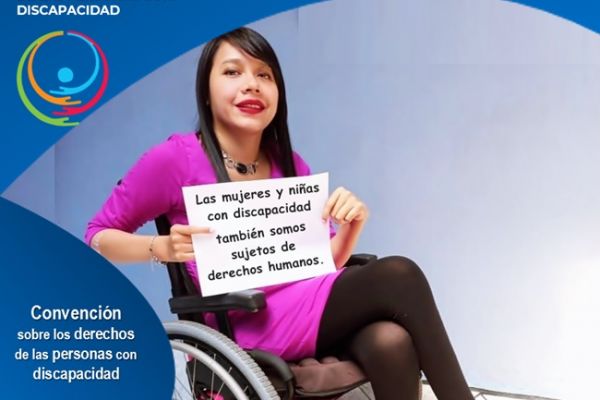 En un trabajo gráfico, se lee 3 de diciembre Día Internacional de las Personas con discapacidad. La convención Internacional sobre Derechos de las Personas con discapacidad artículo 6 Mujeres con discapacidad. Hashtag Tengo Derechos. Pahola Solano, sonríe a cámara en su silla de ruedas, mientras sostiene un cartel en el que se lee Las mujeres y niñas con discapacidad también somos sujetos de derechos humanos.