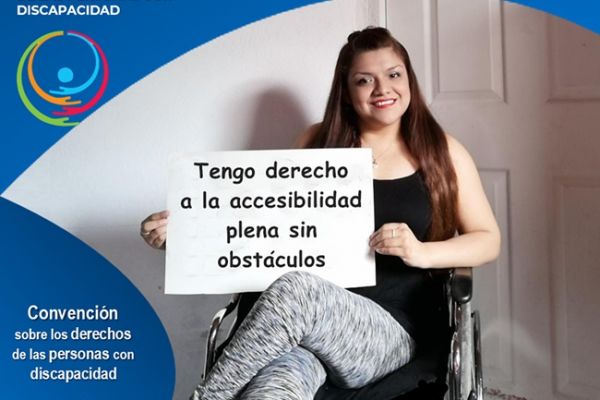 En un trabajo gráfico, se lee 3 de diciembre Día Internacional de las Personas con discapacidad. La convención Internacional sobre #Derechos de las Personas con discapacidad artículo 9 accesibilidad. Hashtag Tengo Derechos. Yojana Chávez de Asodispro, sonríe a cámara en su silla de ruedas, mientras sostiene un cartel en el que se lee Tengo derecho a la accesibilidad plena sin obstáculos.