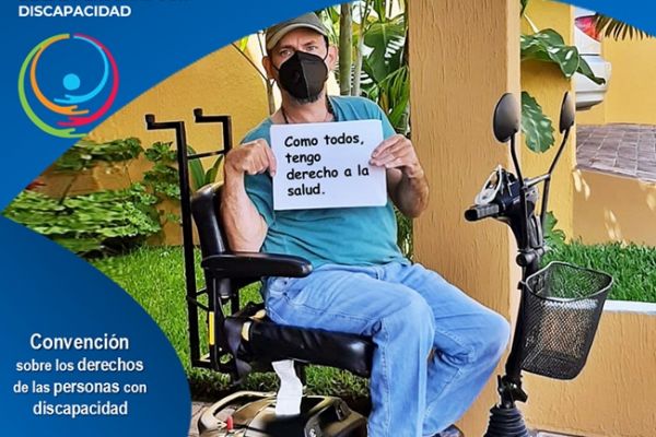 En un trabajo gráfico, se lee 3 de diciembre, Día de las Personas con Discapacidad. La convención Internacional sobre Derechos de las Personas con discapacidad artículo 25 Salud. Hashtag Tengo Derechos. Herbert Moll está con mascarilla en su silla de ruedas eléctrica, mientras sostiene un cartel en el que se lee Como todos, tengo derecho a la salud. 