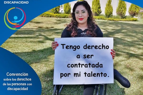 En un trabajo gráfico, se lee 3 de diciembre Día Internacional de las Personas con discapacidad. La convención Internacional sobre Derechos de las Personas con discapacidad artículo 27 Trabajo y Empleo. Hashtag Tengo Derechos. Ingrid Matzir sonríe a cámara en su silla de ruedas, mientras sostiene un cartel en el que se lee Tengo derecho a ser contratada por mi talento. 