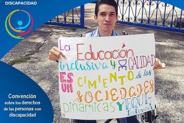 En un trabajo gráfico, se lee 3 de diciembre, Día de las Personas con Discapacidad. La convención Internacional sobre Derechos de las Personas con discapacidad artículo 24 Educación. Hashtag Tengo Derechos. Freddy Velásquez está en su silla de ruedas eléctrica, mientras sostiene un cartel en el que se lee La educación inclusiva y de calidad es un cimiento de las sociedades dinámicas y equitativas.