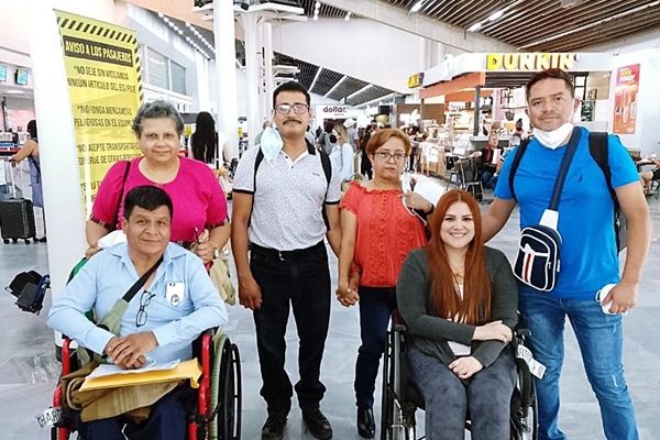 Los delegados de ASODISPRO, PADIVI Y FRATER, se tomaron una fotografía en el aeropuerto.