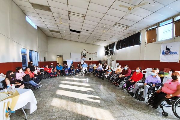 A lo largo del salón, las personas con discapacidad formaron una media luna para poder fotografiar la mayor cantidad de asistentes, se cuentan como 30 personas