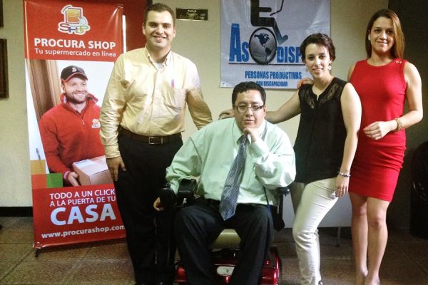 Durante un evento, los 4 directivos posan elegantes en un vestíbulo. 