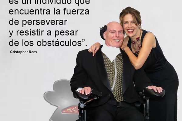 Cristopher Reev y su esposa Dana posan de gala, ella de pie y él en su silla de ruedas eléctrica. Se lee un pensamiento de él “Pienso que un héroe es un individuo que encuentra la fuerza de perseverar y resistir a pesar de los obstáculos”.