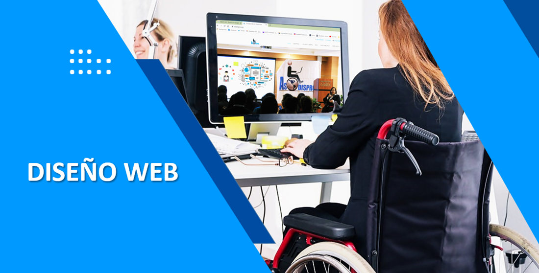 Una chicha ejecutiva en silla de ruedas revisa una página web en su escritorio